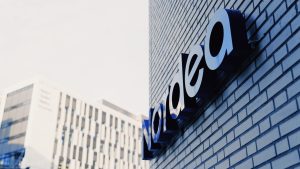 En bygning med skilt Nordea i blått.