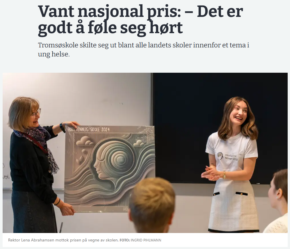 Bilde fra artikkelen til iTromsø der rektor på Tromstun skole mottar prisen for hodevennlige skole grunnet deres tilrettelegging for elever med hodepine. 