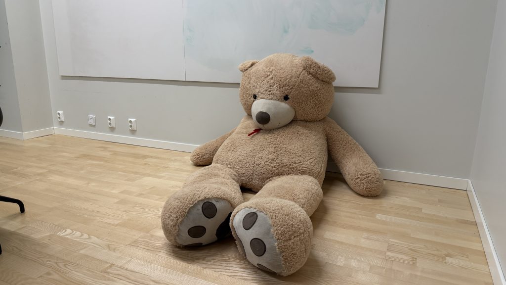 En stor bamse som ble brukt under mestringsuken for unge med hodepine på Haukeland
