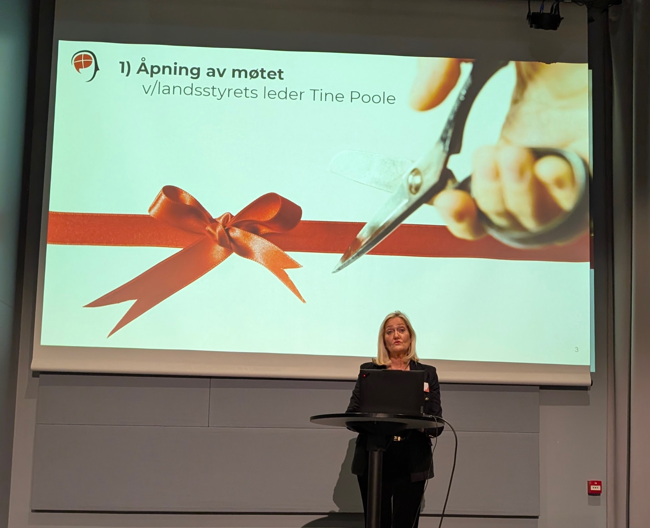 Landsstyrets leder Tine Poole ønsker velkommen og åpner landsmøtet fra scenen. 